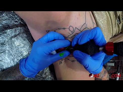 ❤️ Ekstremt tatovert hottie Sully Savage tok en tatovering på klitoris ️❌ Analporno hos oss ☑